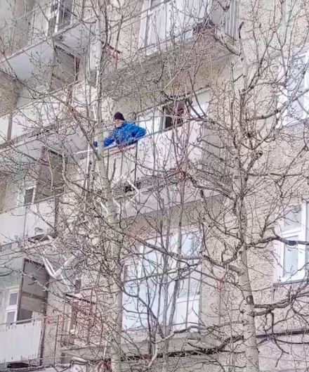 В Нижневартовске строители разбрасывают мусор и ломают деревья на территории бывшей окружной больницы