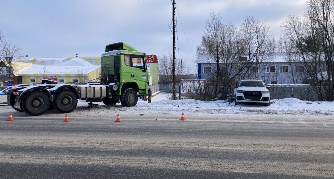 В Нижневартовске грузовик врезался в Audi Q7 в районе Западного рынка