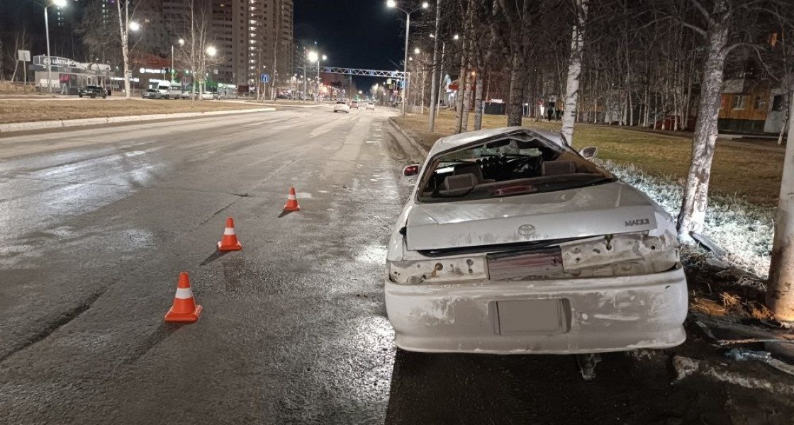 В Нижневартовске водитель решил погонять по ночному городу и влетел в фонарь