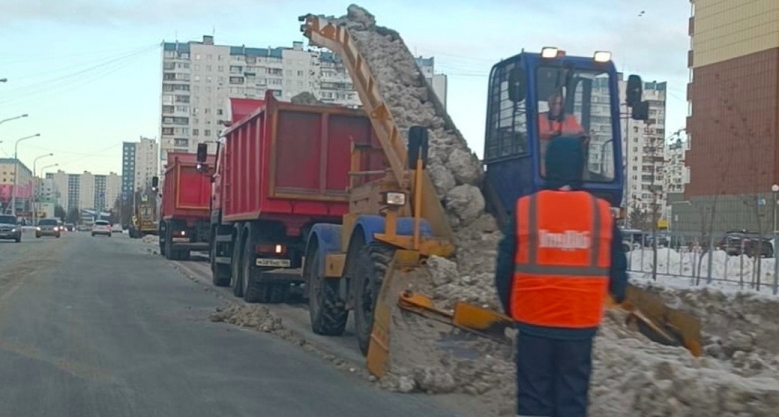 В ГАИ Нижневартовска объяснили, почему снегоуборочная техника идет по дороге друг за другом