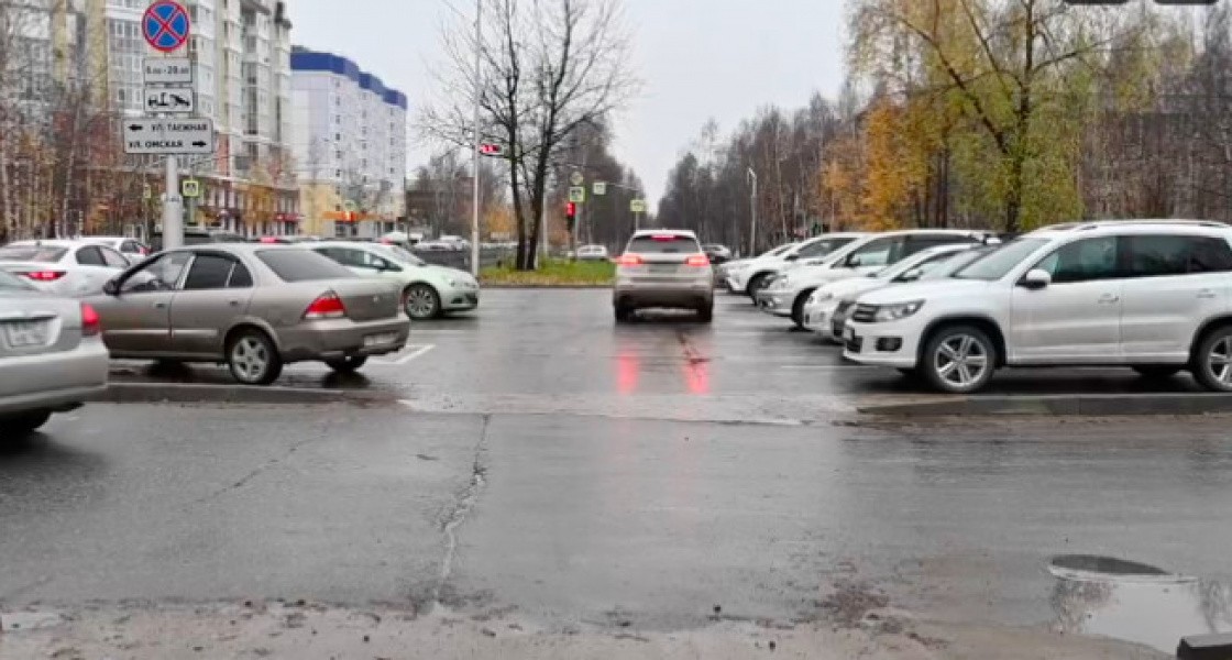 В Нижневартовске подрядчик не смог вовремя построить парковку у поликлиники