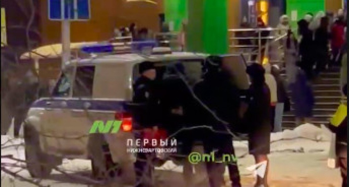В Нижневартовске во время эвакуации крупнейшего торгового центра задержали мужчину