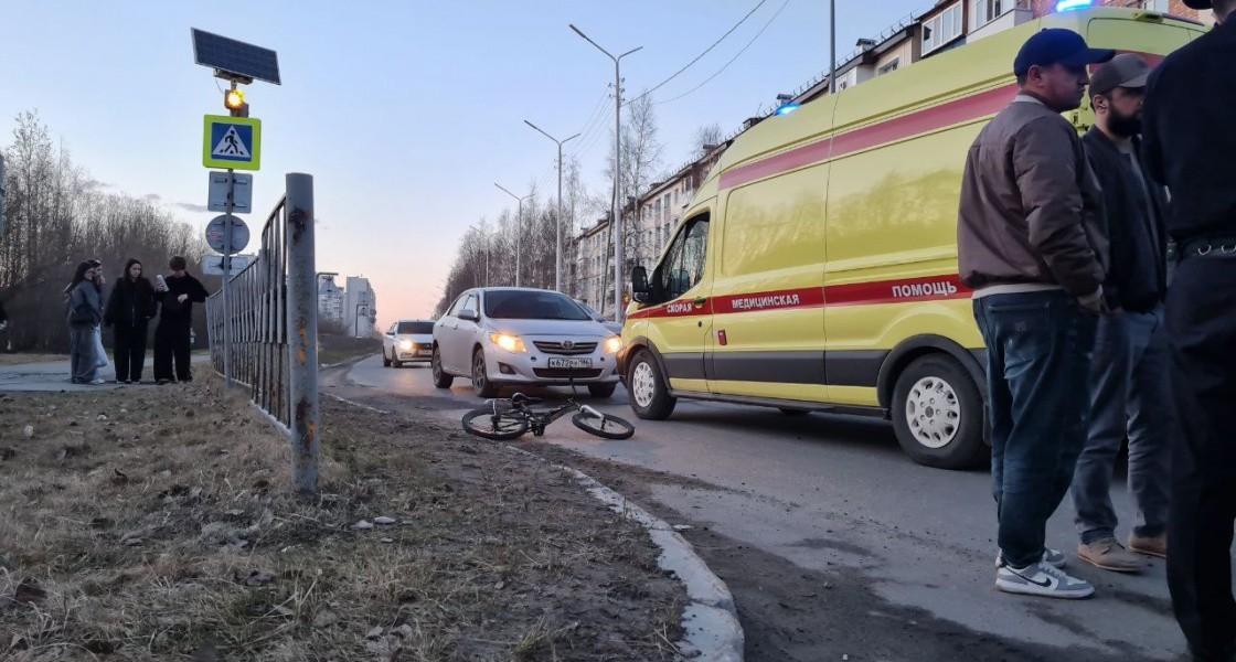 В Нижневартовске два подростка на одном велосипеде попали в ДТП