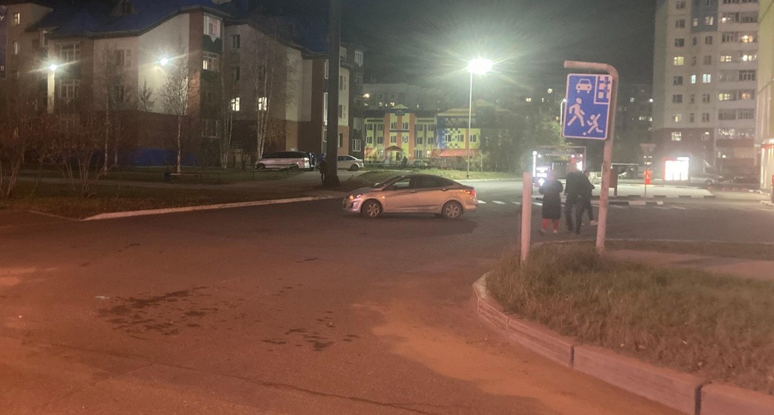 В Нижневартовске пенсионерка попала под колеса автомобиля на парковке ТЦ