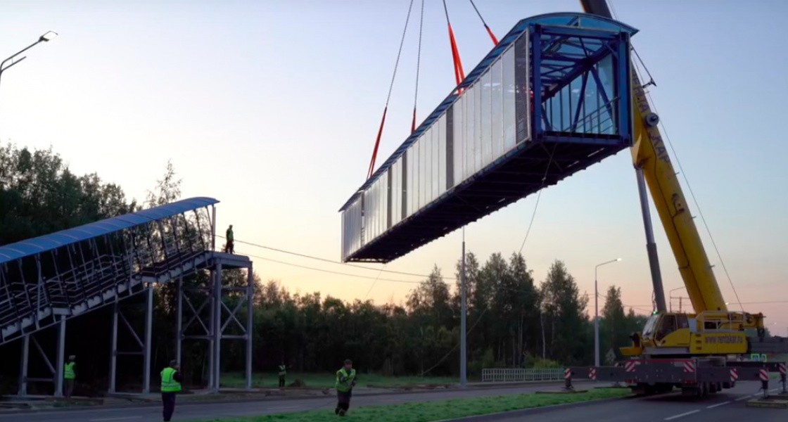В Нижневартовске завершили монтаж надземных переходов за одну ночь. ВИДЕО