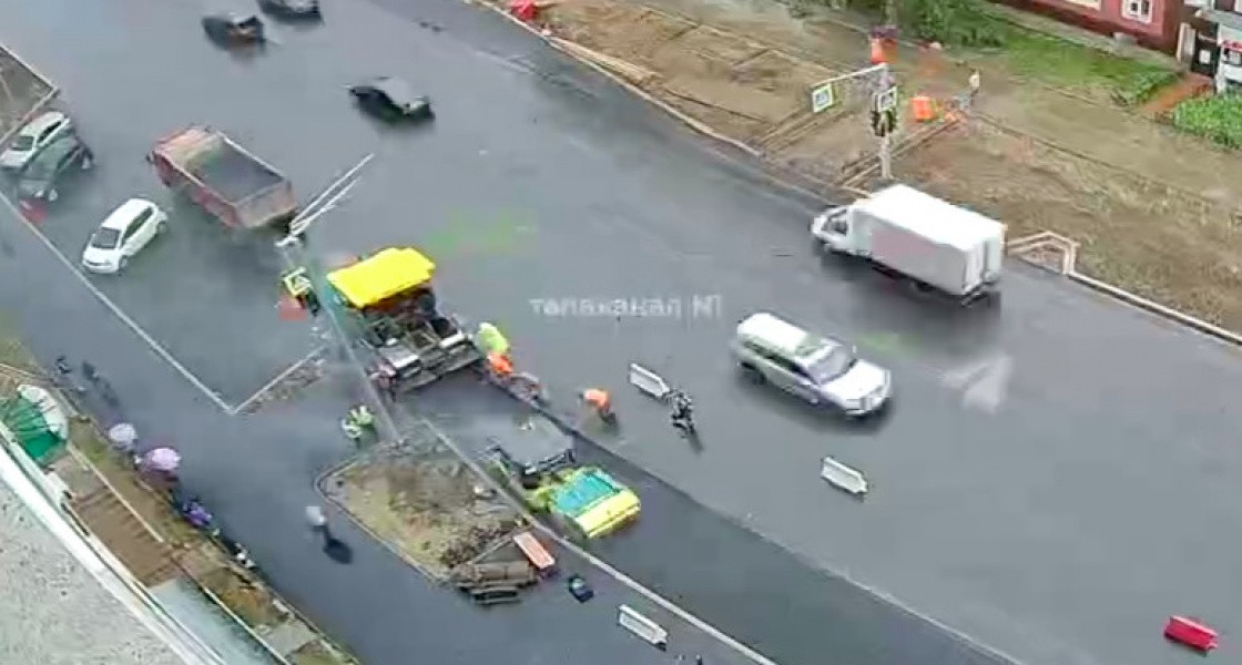 В Нижневартовске после срыва сроков делают дорогу во время дождя