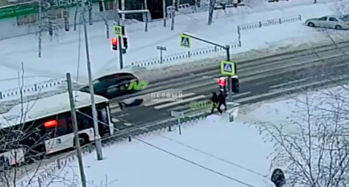 В Нижневартовске наказали водителя, который сбил пешехода на переходе и забрал его