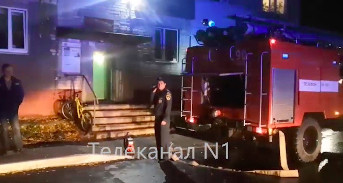 В Нижневартовске мужчина пил три месяца и поджег квартиру. ВИДЕО