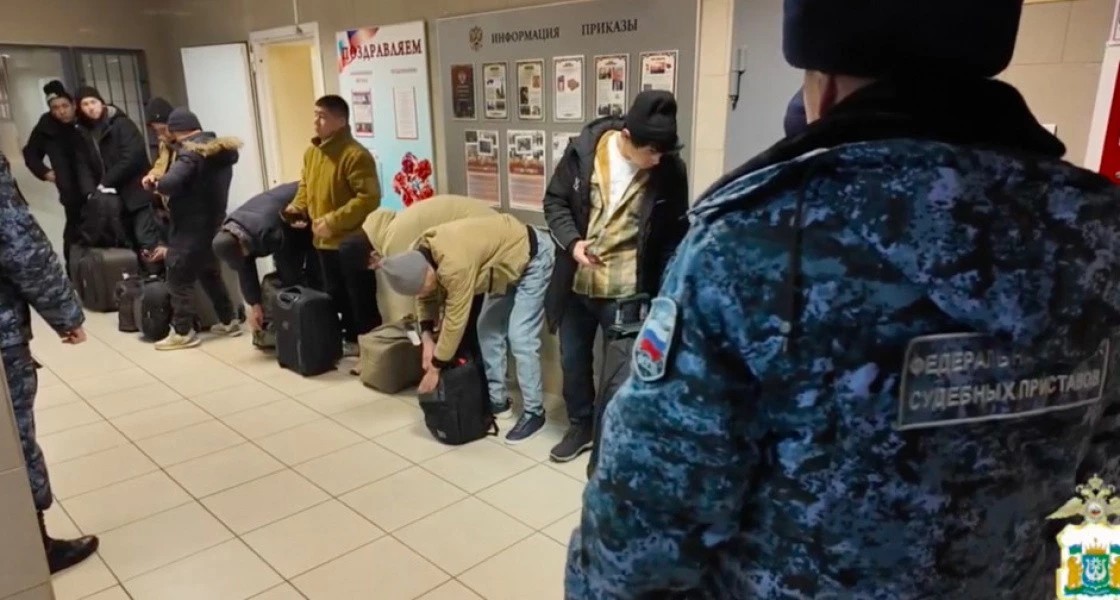 Сотни мигрантов отправились на родину с начала года за нарушение законов в ХМАО