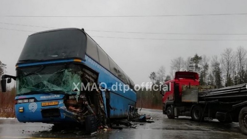 В Югре на трассе пассажирский автобус столкнулся с грузовиком