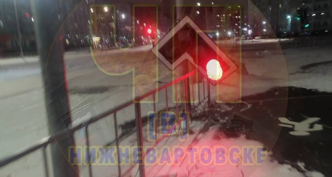 В Нижневартовске на еще не открытой новой улице сломался светофор