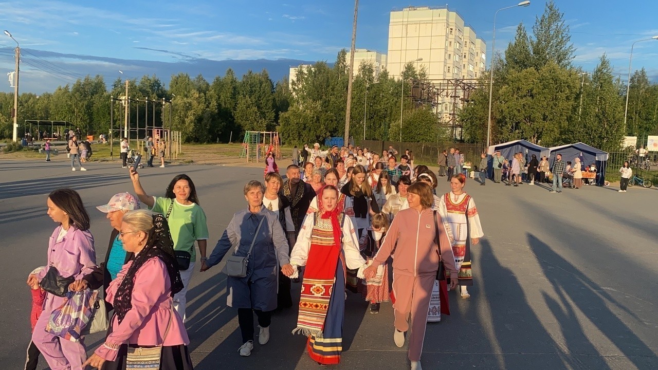 Русская община организовала массовый хоровод в Нижневартовске. ФОТО