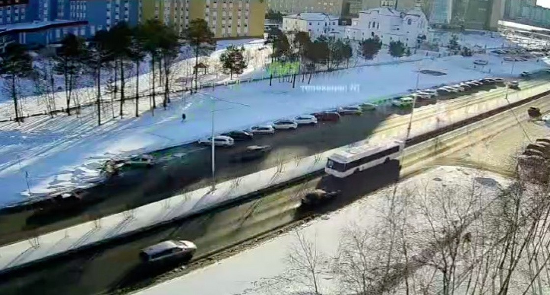 В Нижневартовске городской автобус совершил странный маневр на встречной полосе
