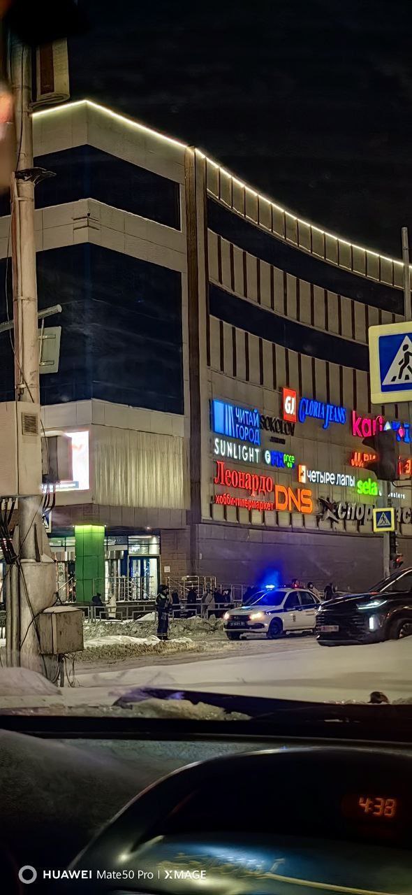 В Нижневартовске во время эвакуации крупнейшего торгового центра задержали мужчину