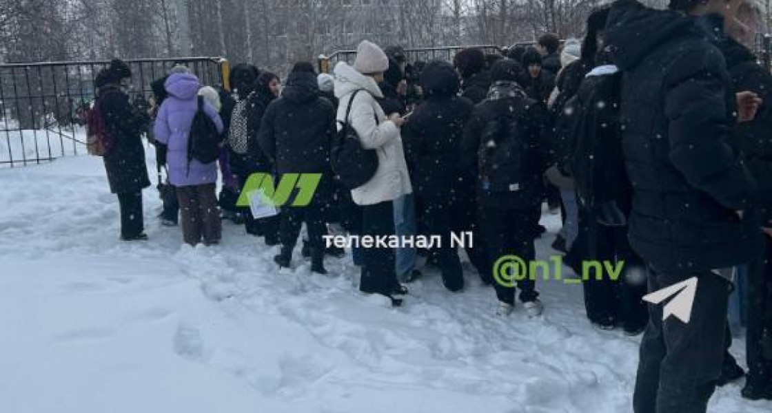 В Нижневартовске четвертый раз за неделю эвакуируют колледж
