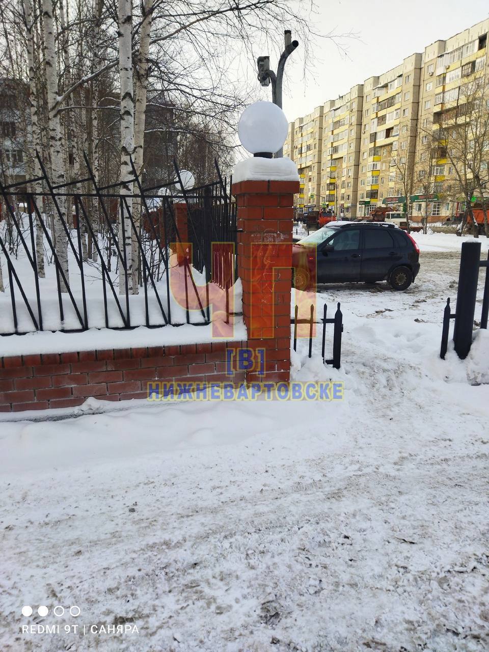 Жители Нижневартовска боятся разбить голову на пешеходной тропе у банка