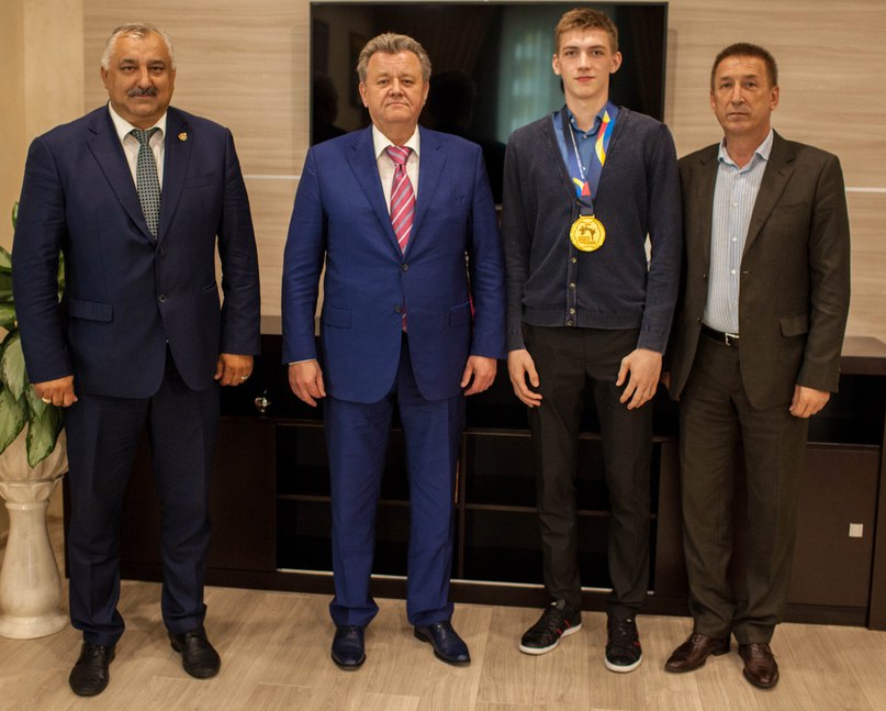 «Я с детства еще любил ногами махать». Наш чемпион мира по тхэквондо встретился с мэром Нижневартовска