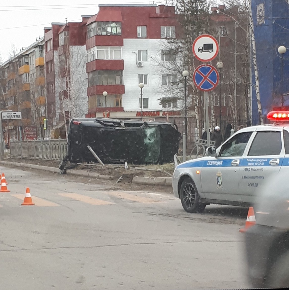 На улице Мира в Нижневартовске «Тойота» перевернулась на бок