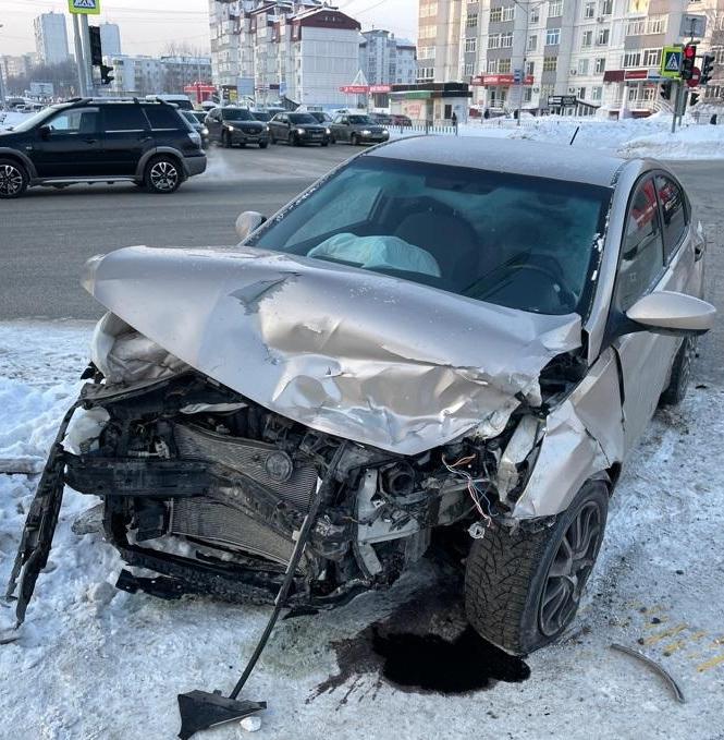 В центре Нижневартовска столкнулись два автомобиля