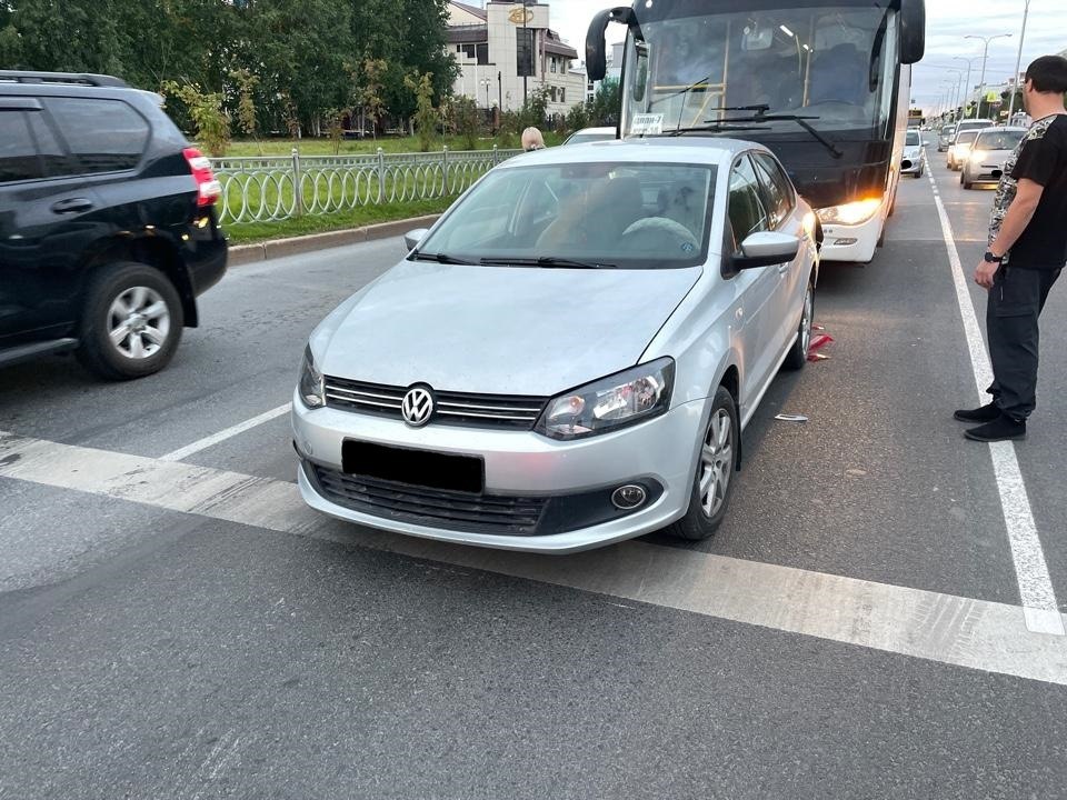 В Нижневартовске автобус врезался в легковушку
