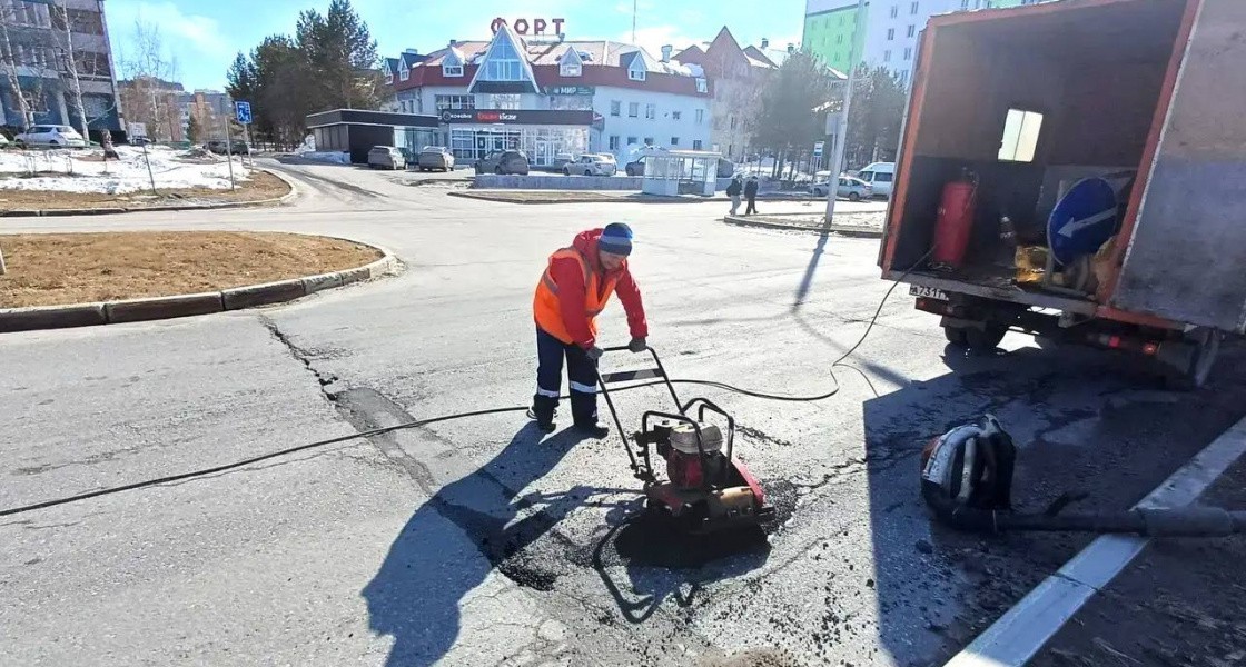В Нижневартовске начали ремонтировать весенние ямы на дорогах