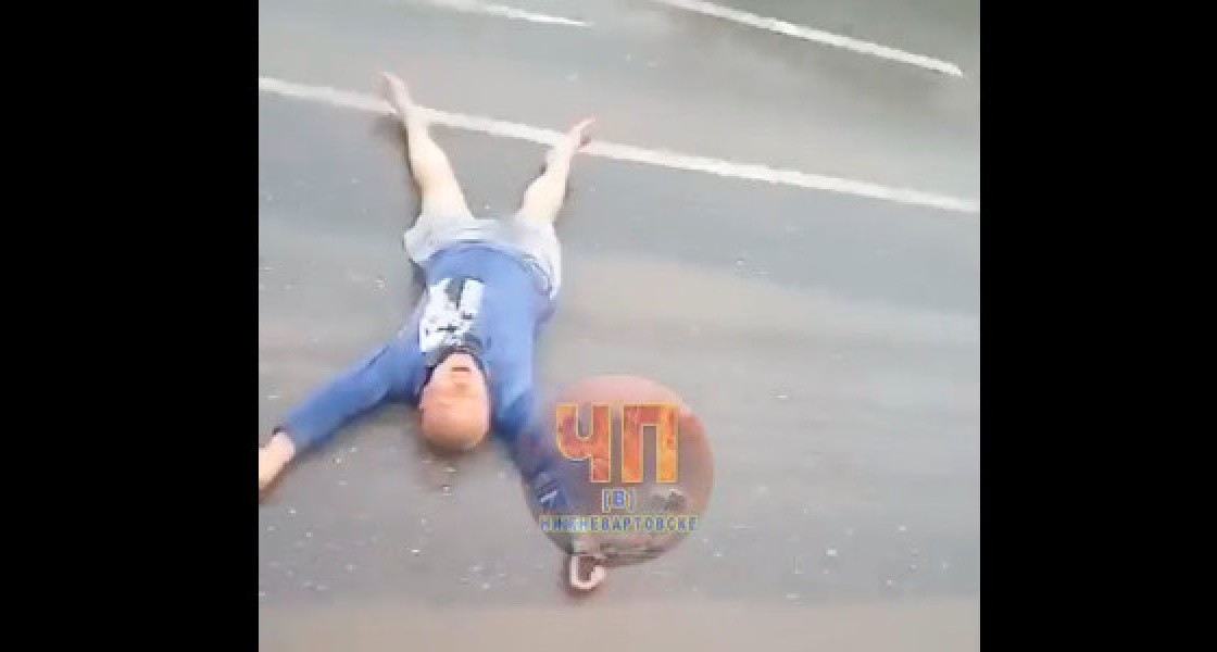 В Нижневартовске полуголый мужчина разлегся на оживленном перекрестке. ВИДЕО