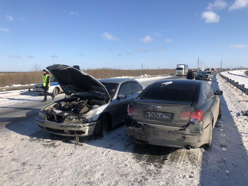 Сразу пять автомобилей столкнулись под Сургутом