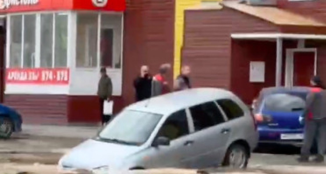 Из-за мощного порыва в Нижневартовске машина провалилась под землю