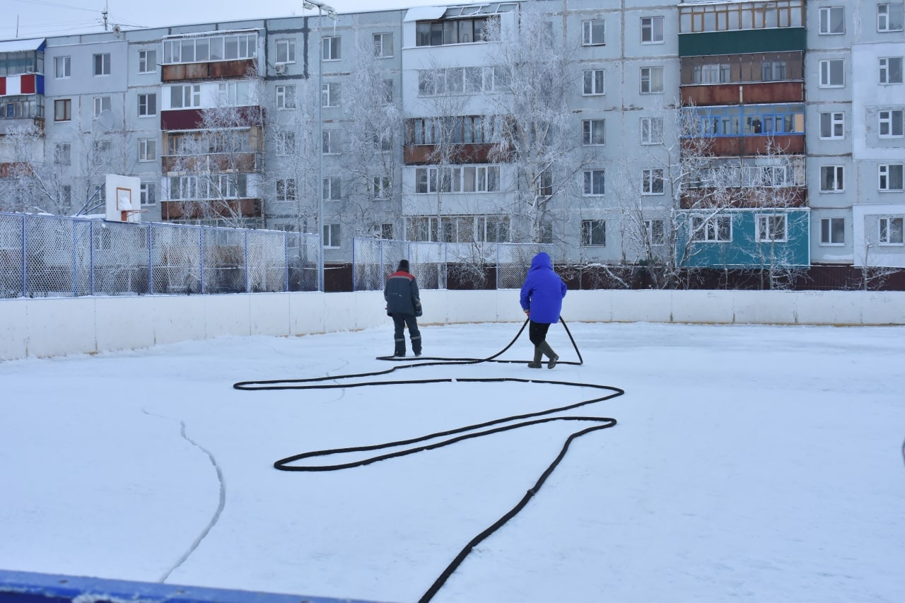 В Нижневартовске начали заливать муниципальные ледовые катки