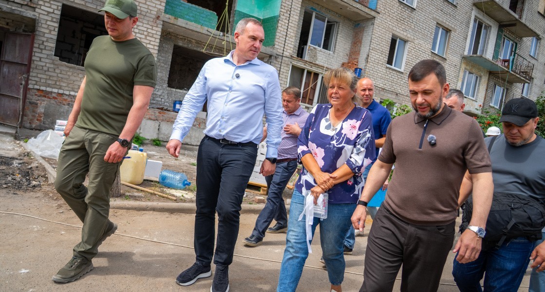 Губернатор ХМАО Руслан Кухарук оценил ход восстановления жилого дома в подшефной Авдеевке
