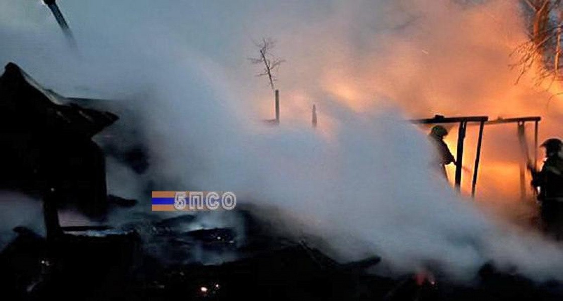 В Нижневартовске два здания сгорели во время пожара на дачах