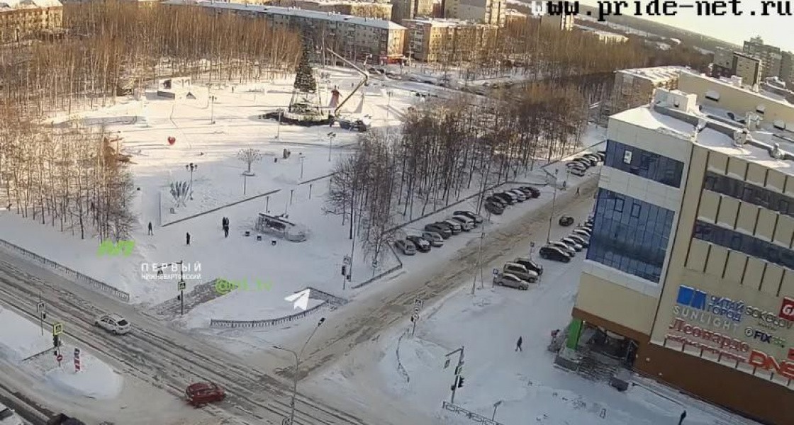 В Нижневартовске разбирают ледовый городок, чтобы проводить зиму