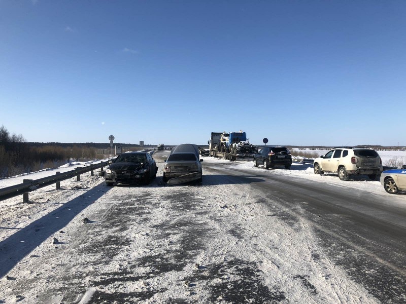 Сразу пять автомобилей столкнулись под Сургутом