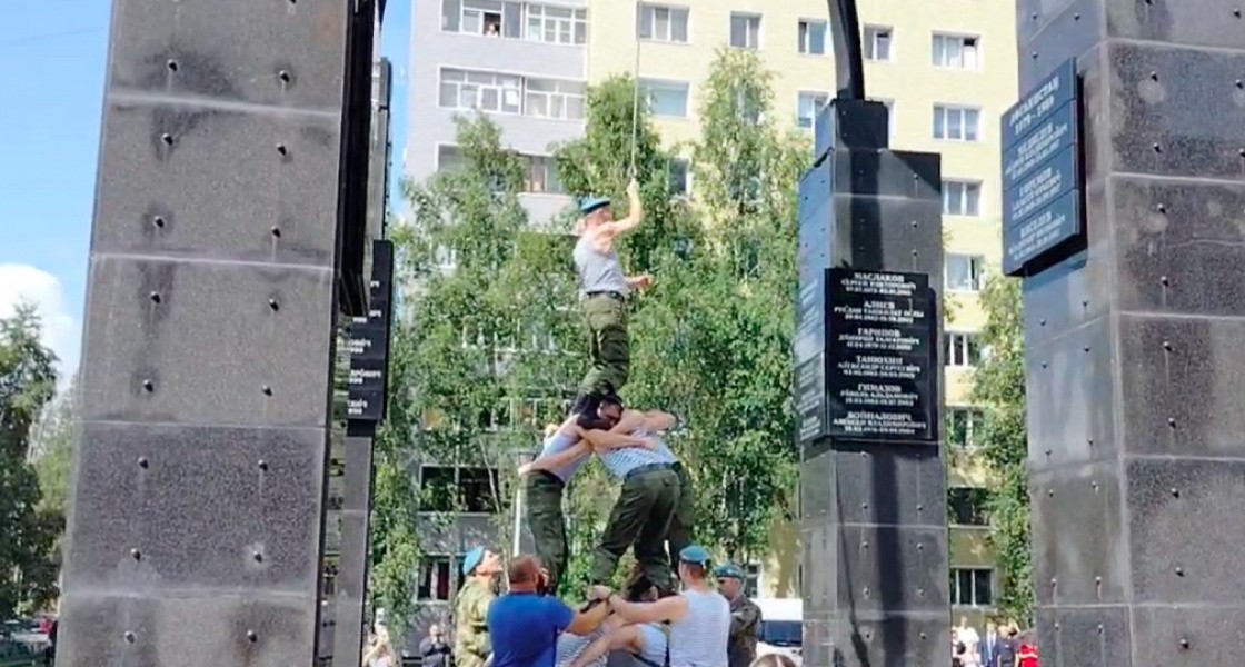 В Нижневартовске отмечают день ВДВ. ВИДЕО