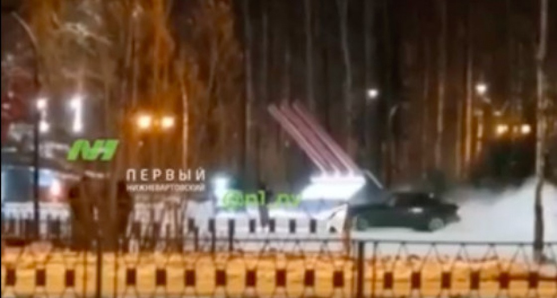 Житель Нижневартовска осквернил дрифтом мемориал в парке Победы. ВИДЕО