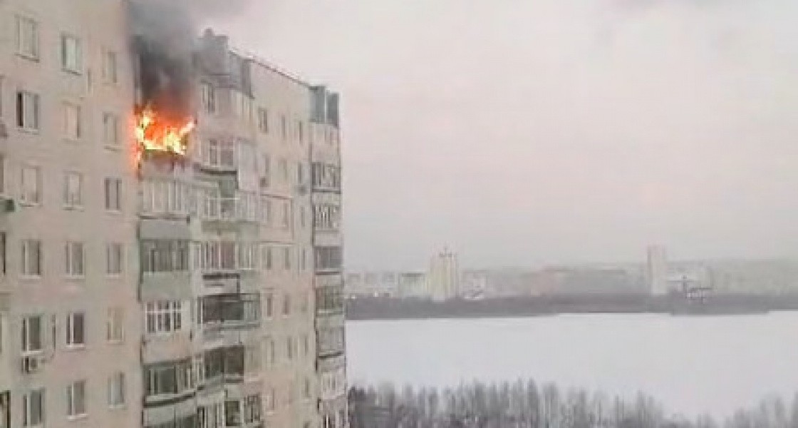 В Нижневартовске загорелась квартира в шестнадцатиэтажном доме. ВИДЕО