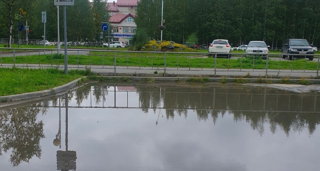 В Нижневартовске затопило парковку для инвалидов у городской стоматологии