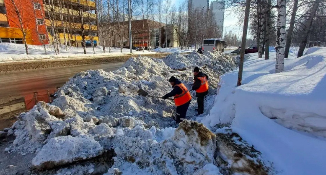 Коммунальщики спасают Нижневартовск от луж и весенних подтоплений