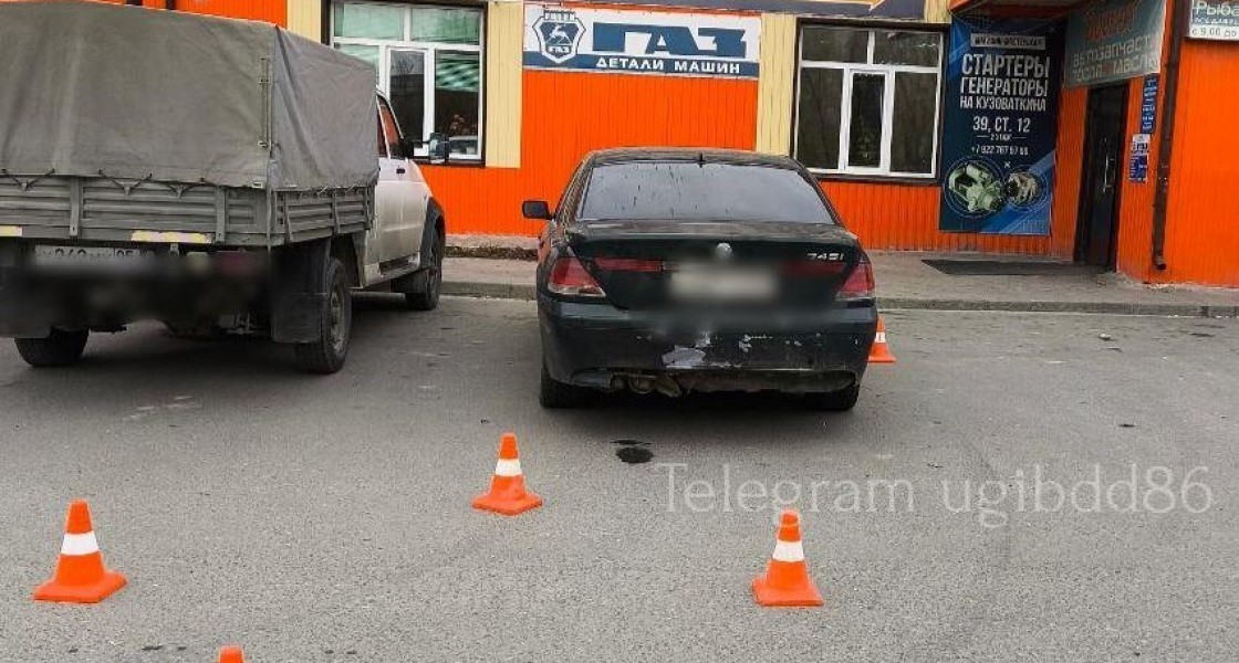 В Нижневартовске BMW  жестко сбила пешеходов на парковке. ВИДЕО
