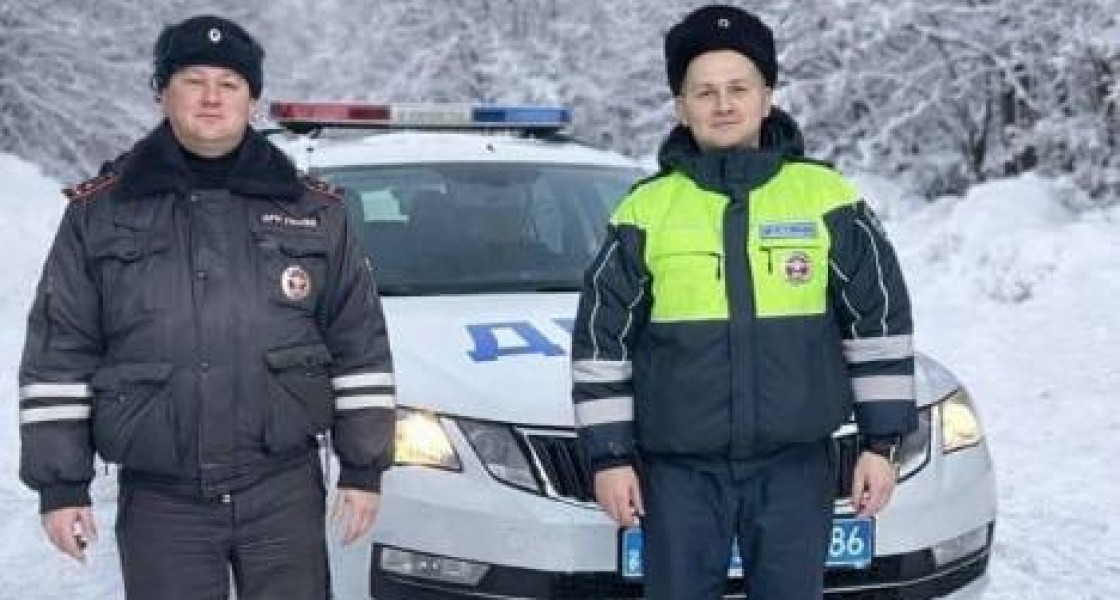 На трассе под Нижневартовском полицейские спасли водителя, у которого в мороз кончился бензин