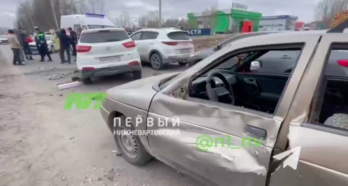 В Нижневартовске произошло массовое ДТП с участием такси