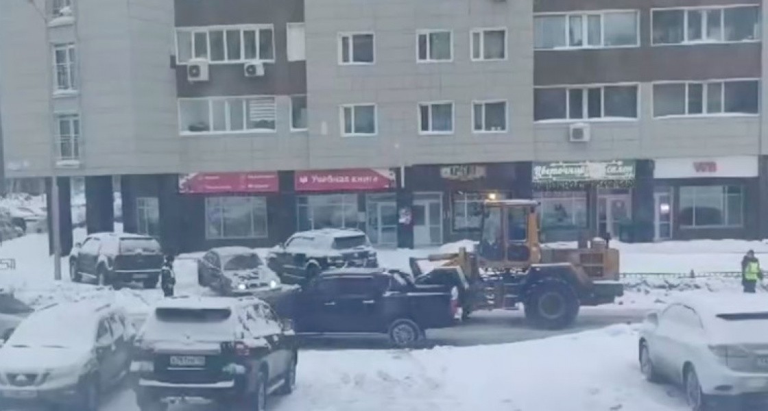 В Нижневартовске полицейские спасли водителя из снежного плена