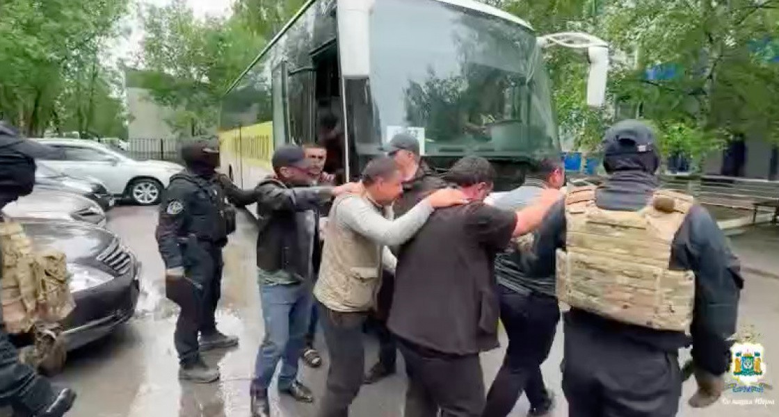 В Нижневартовске силовики продолжают зачищать город от нелегалов