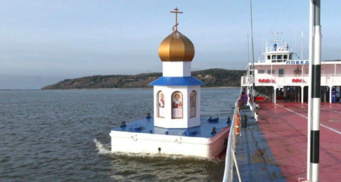 В ХМАО уникальная плавучая часовня отправилась на зимовку