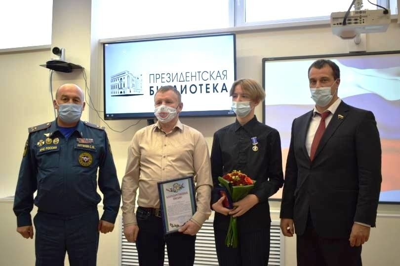 Школьника из Югры наградили за смелость на пожаре