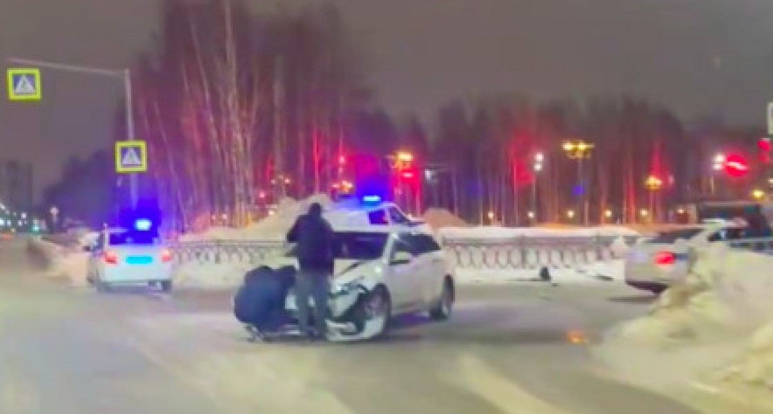 В Нижневартовске иномарка врезалась в патрульный автомобиль