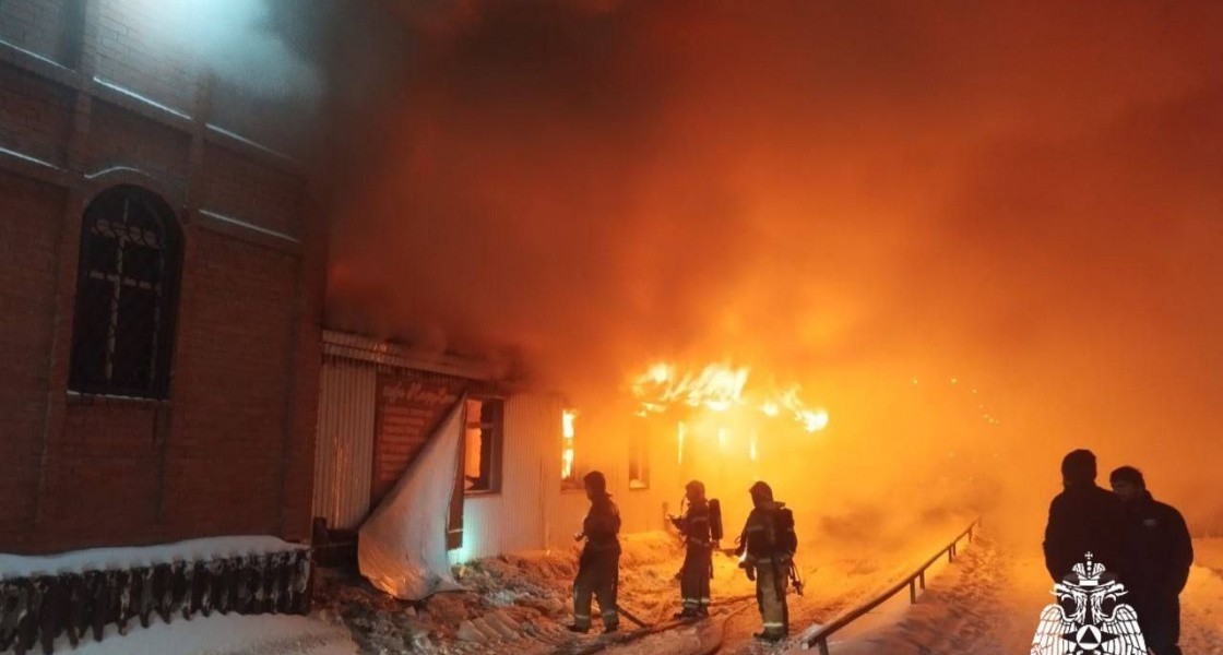 В Нижневартовске произошел мощный пожар в кафе у Комсомольского озера