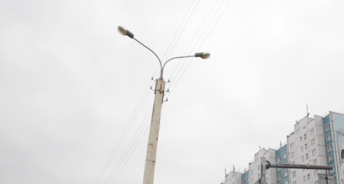 На центральной улице Нижневартовска модернизируют освещение