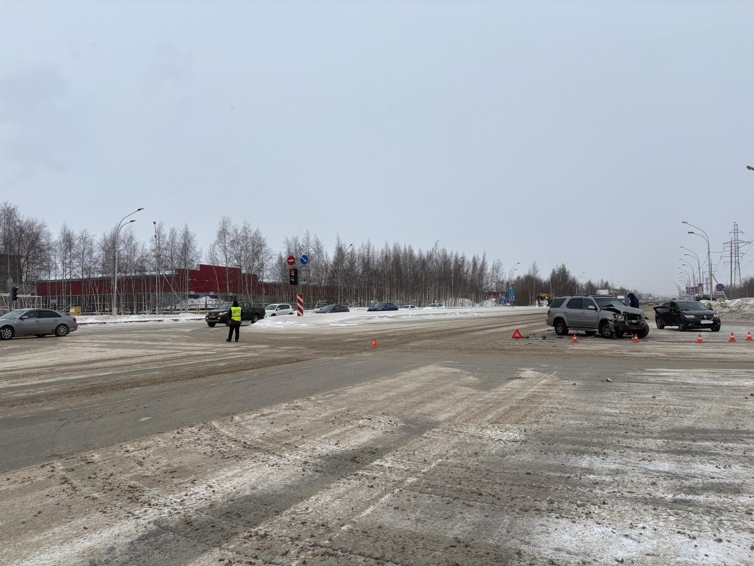 В Нижневартовске пенсионерка полихачила у аэропорта и разнесла огромный внедорожник