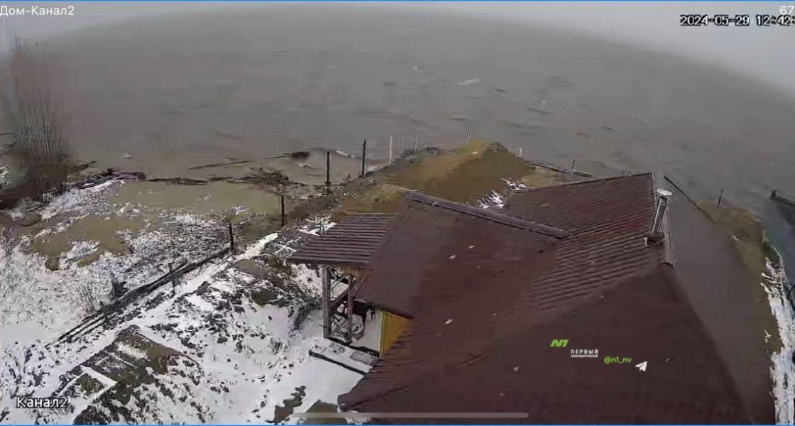 В Нижневартовске вода стремительно прибывает к домам дачников